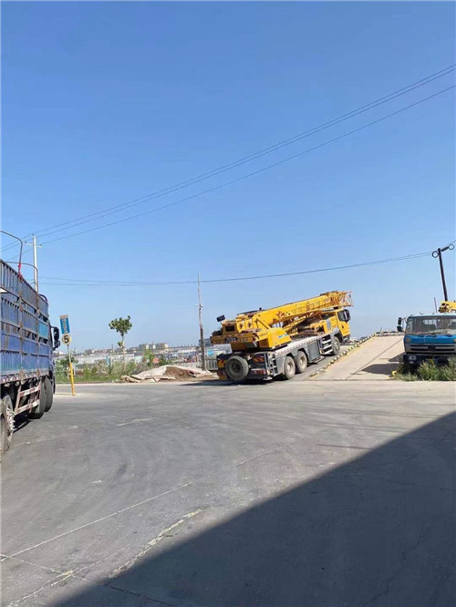 巴中市25吨吊车的租赁价格大概是多少？